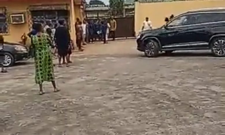 BREAKING: Abia State Accountant-General Locked Out of Office Over Unpaid Salaries [VIDEO]